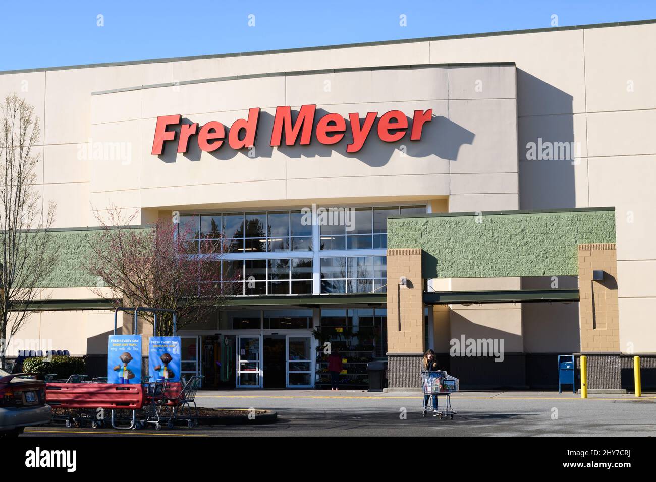 Redmond, WA, USA - 13 marzo 2022; facciata del negozio Fred Meyer a Redmond Washington. Si tratta di un marchio della Kroger Co.. Foto Stock