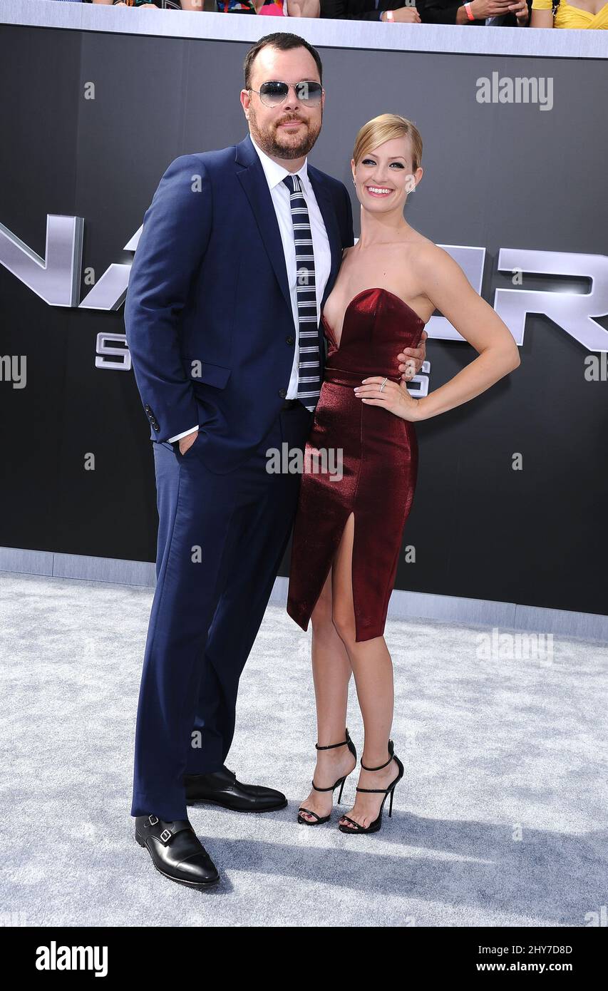 Beth Behrs e Michael Gladis partecipano alla prima 'Terminator Genisys' che si tiene al Dolby Theatre di Los Angeles, USA. Foto Stock