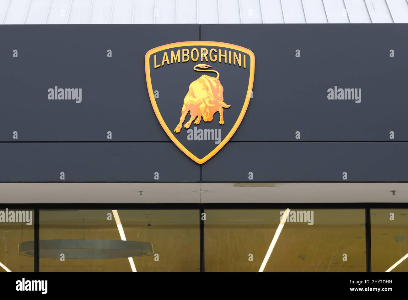 Bellevue, WA, USA - 13 marzo 2022; firma con l'emblema Lamborghini in oro su un edificio a Bellevue Washington sopra una finestra Foto Stock