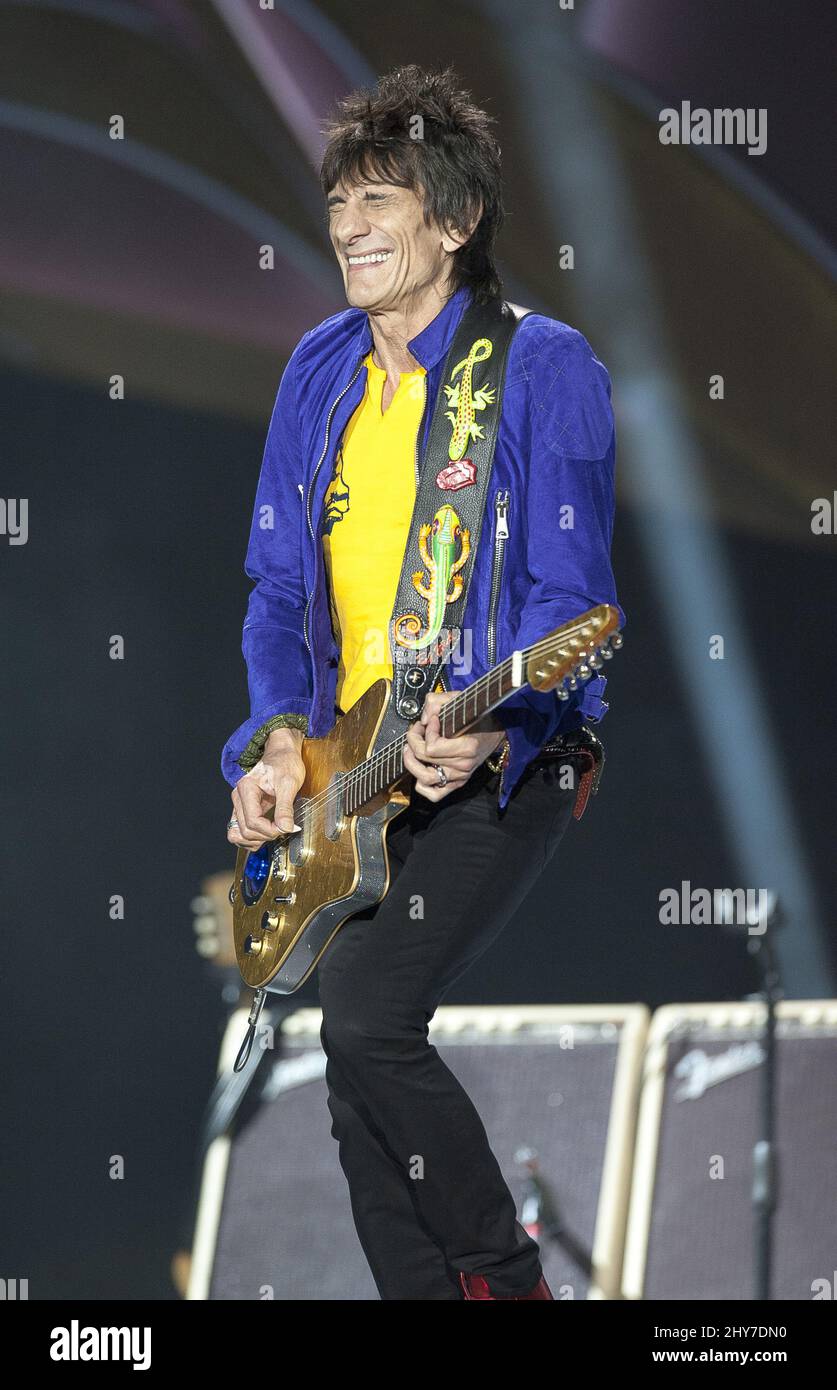 Ronnie Wood si esibisce durante il tour con codice postale di Rolling Stones 2015 carter Finley Stadium. Foto Stock