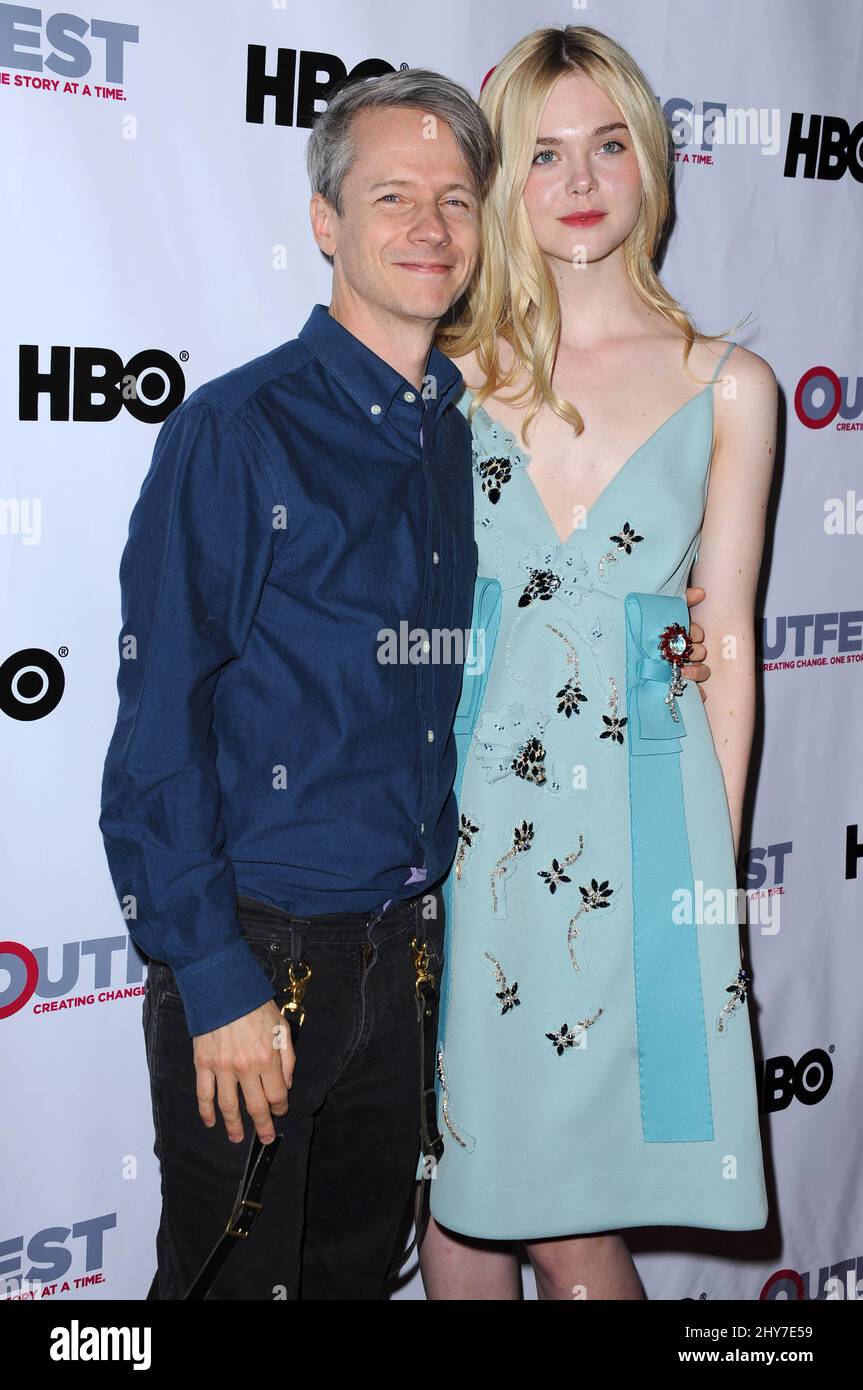 Elle Fanning, John Cameron Mitchell in arrivo per l'Outfest 2015 di Los Angeles LGBT Film Festival apertura Night Gala di 'TIG' tenuto al Teatro Orpheum di Los Angeles. Foto Stock