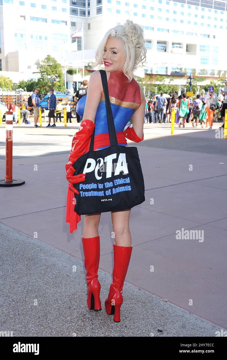 Courtney Stodden arriva a Comic-con come capitano Marvel, dipinto da bodypainted e alimentato da piante, per incoraggiare i partecipanti a essere supereroi per gli animali andando vegan per PETA al San Diego Convention Center di San Diego, USA. Foto Stock