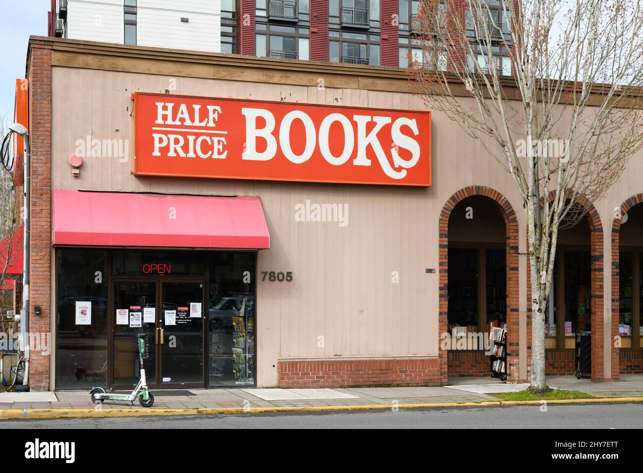 Redmond, WA, USA - 13 marzo 2022; negozio di libri a metà prezzo a Redmond Washington Foto Stock