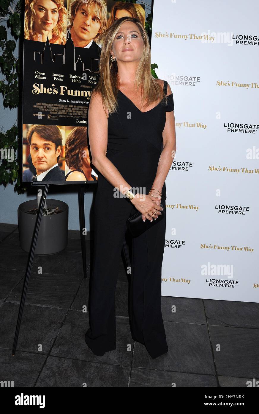 Jennifer Aniston partecipa alla prima Los Angeles "She's Funny That Way" che si tiene all'Harmony Gold Theatre. Foto Stock