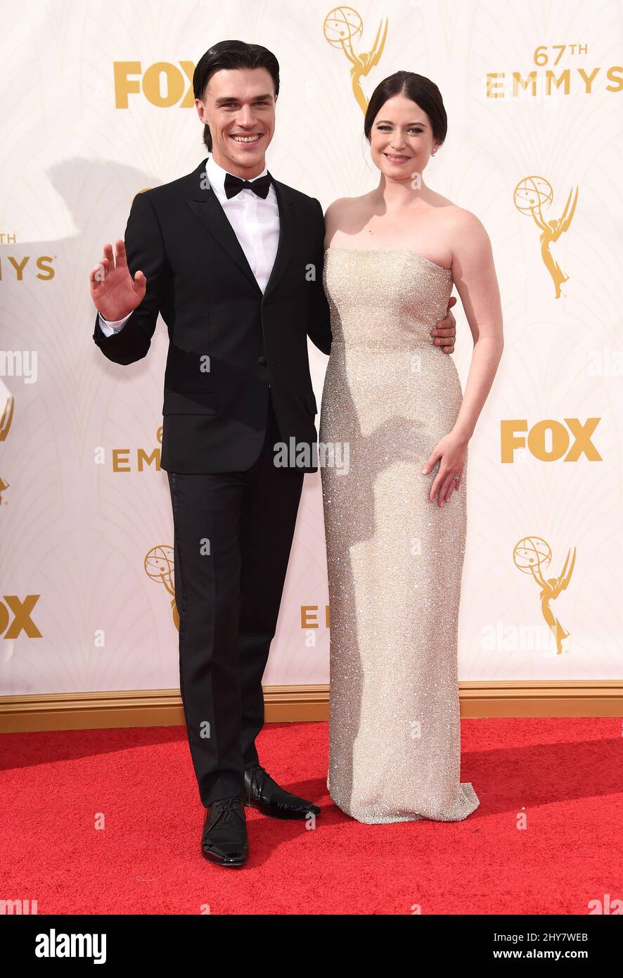 Finn Wittrock e Sarah Roberts arrivano al Primetime Emmy Awards 67th domenica 20 settembre 2015 al Microsoft Theatre di Los Angeles. Foto Stock