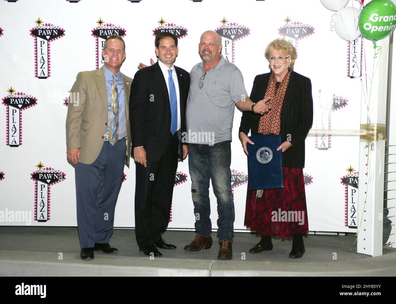 Mark Hutchison (Governatore tenente del Nevada), il senatore Marco Rubio, Rick Harrison, Carolyn G. Goodman (sindaco di Las Vegas) Rick Harrison e Marco Rubio celebrano la grande apertura del centro di ristorazione e vendita al dettaglio Pawn Plaza. Foto Stock