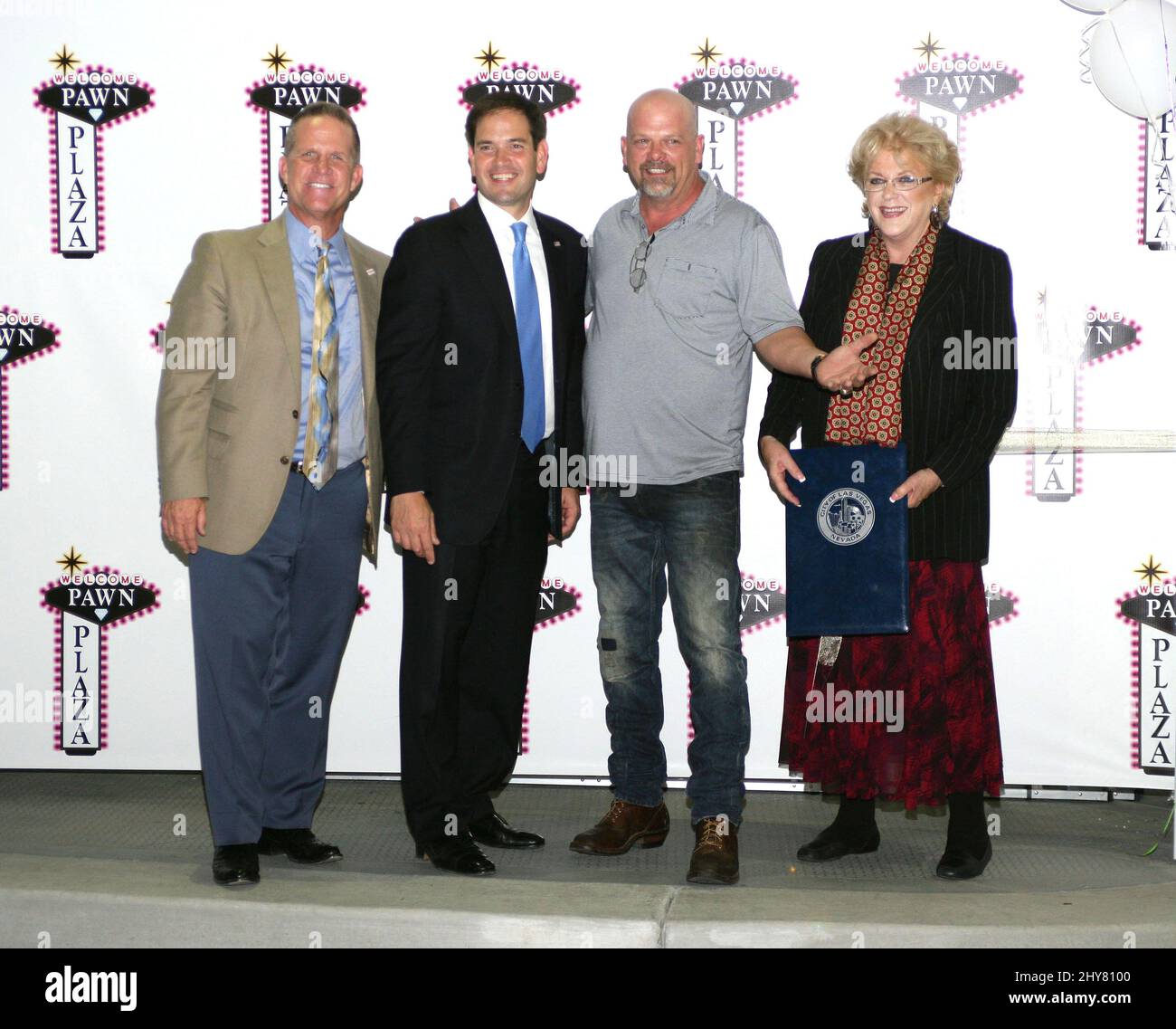 Mark Hutchison (Governatore tenente del Nevada), il senatore Marco Rubio, Rick Harrison, Carolyn G. Goodman (sindaco di Las Vegas) Rick Harrison e Marco Rubio celebrano la grande apertura del centro di ristorazione e vendita al dettaglio Pawn Plaza. Foto Stock