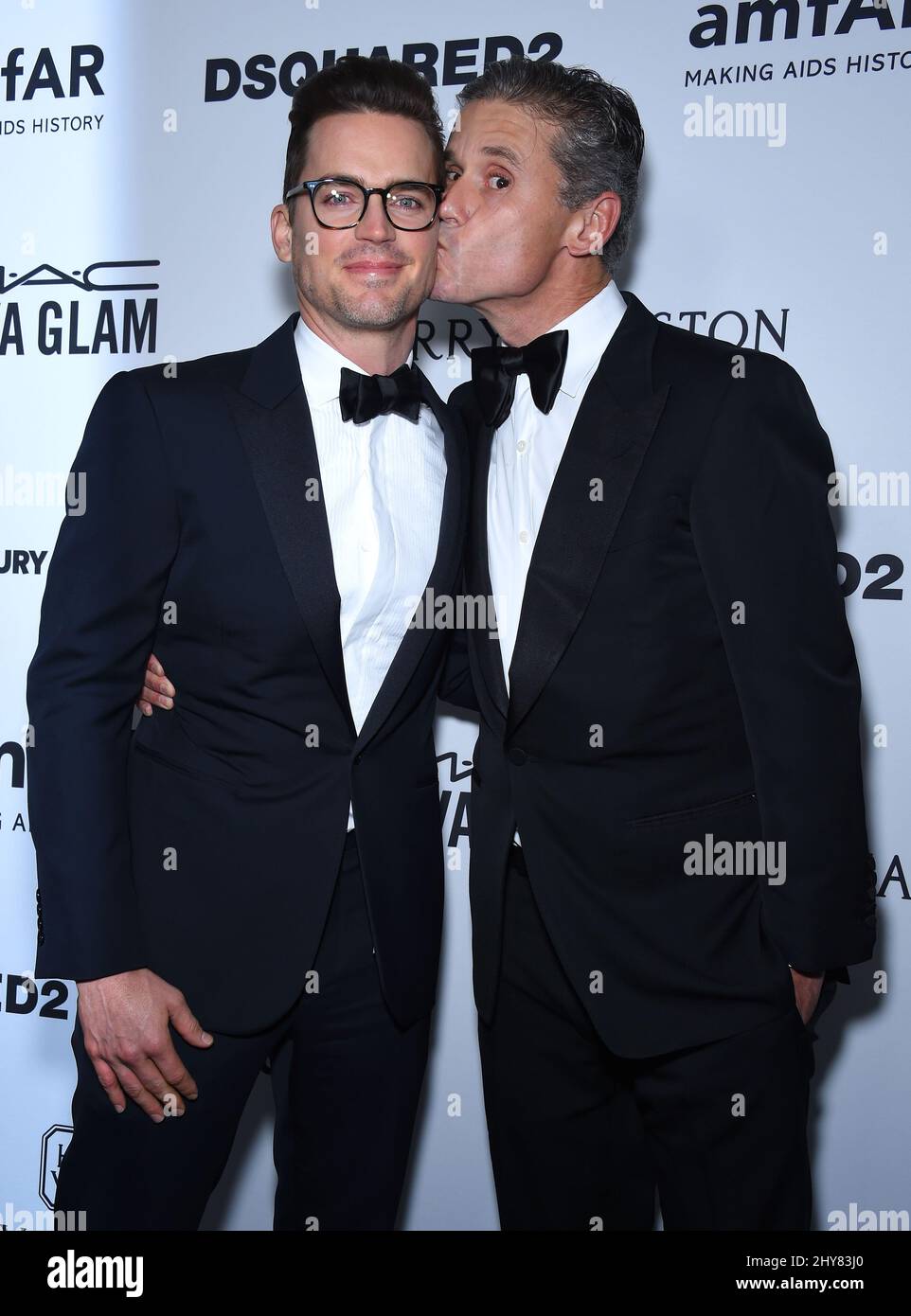 Matt Omer & Simon Halls che partecipa all'Inspiration Gala Los Angeles, il beneficio annuale della fondazione per la ricerca sull'AIDS nel 6th, rende omaggio a Ryan Murphy con un evento di Black Tie che si tiene presso Milk Studios di Los Angeles, USA. Foto Stock