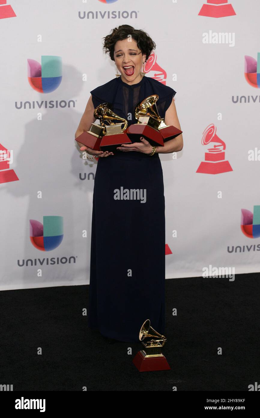 Natalia Lafourcade si presenta nella sala stampa al Latin Grammy Awards 16th all'MGM Grand Garden Arena di giovedì 19 novembre 2015, a Las Vegas. Foto Stock