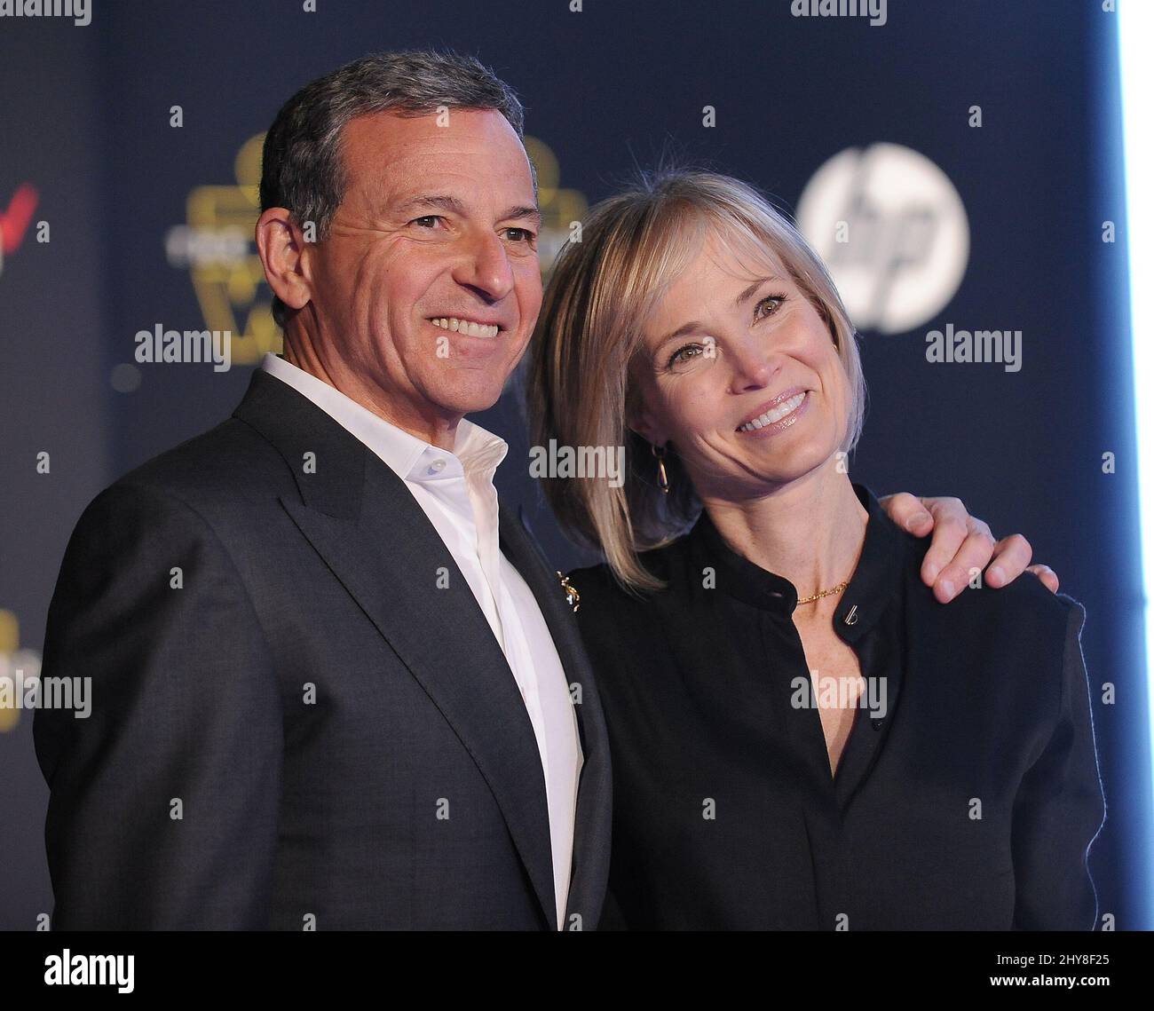 Robert Iger e Willow Bay partecipano alla Star Wars: La Force Awakens Premiere Foto Stock