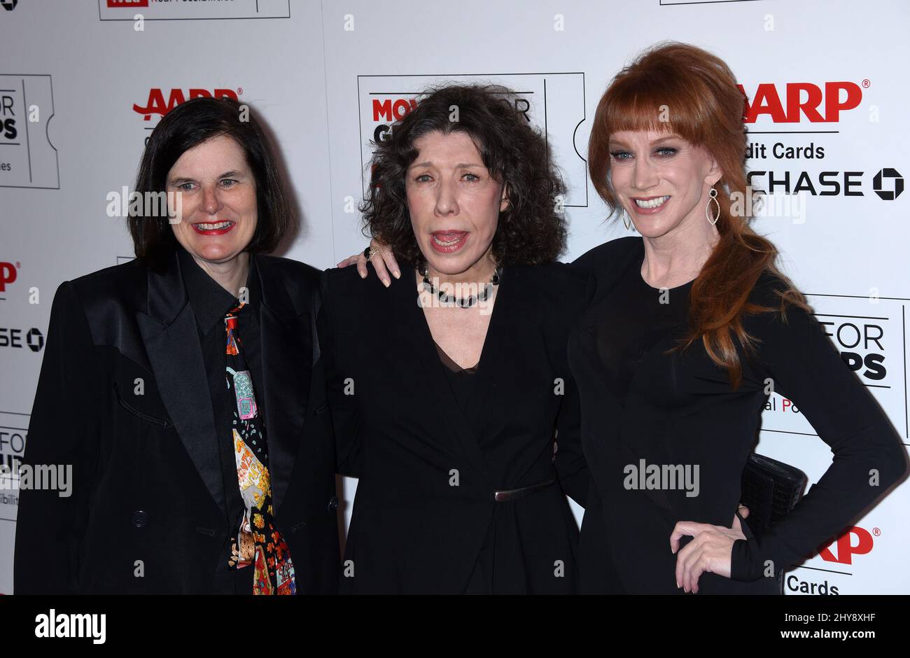 Paula Poundstone, Lily Tomlin e Kathy Griffin hanno partecipato ai 15th Annual Movies for Grownups Awards tenutisi presso il Beverly Wilshire Hotel di Los Angeles, USA. Foto Stock