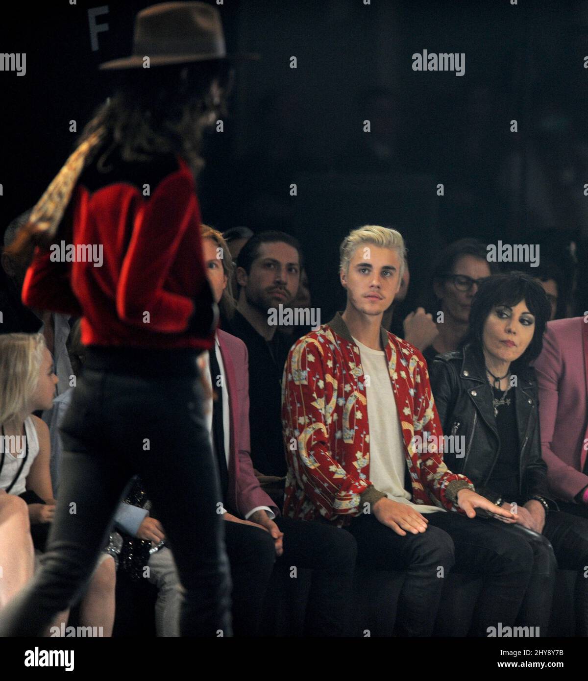 Justin Bieber e Joan Jett partecipano alla prima fila dello spettacolo di Saint Laurent che si tiene all'Hollywood Palladium di Los Angeles, California. Foto Stock