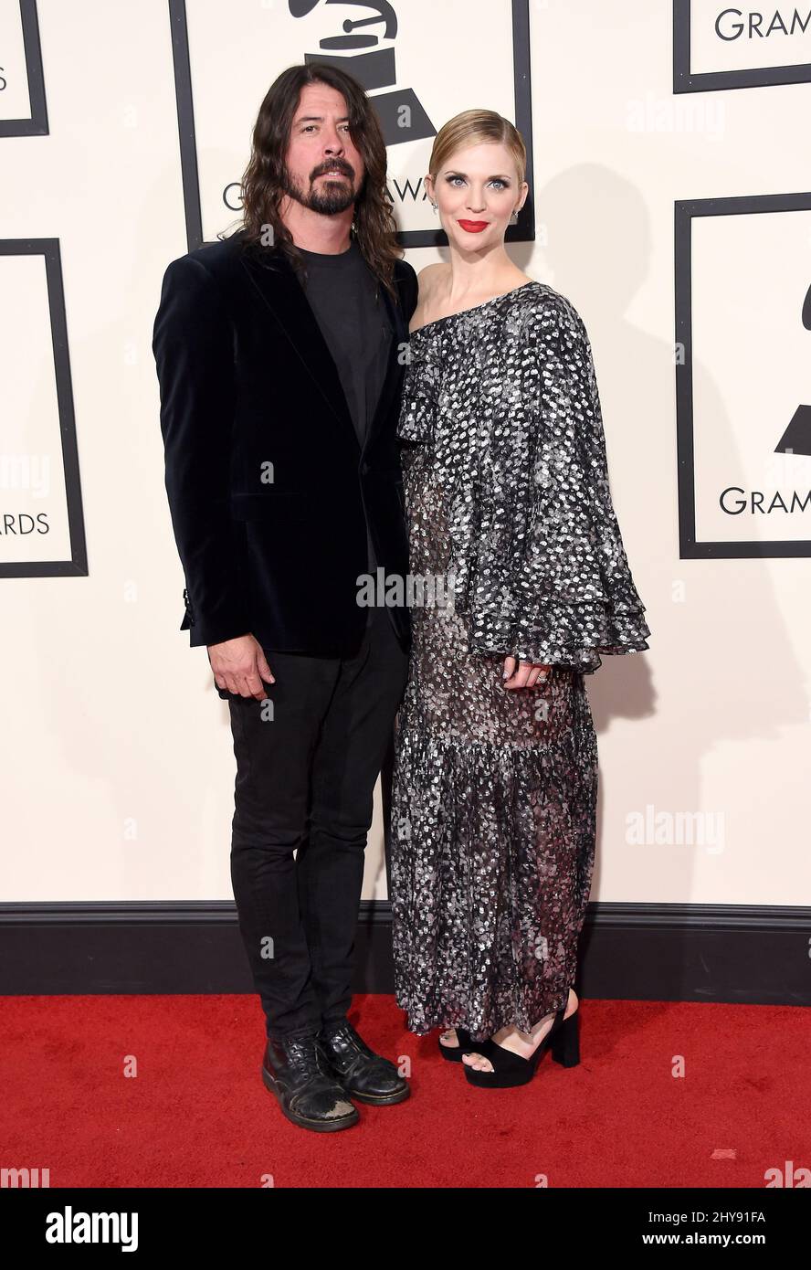 Dave Grohl & Jordyn Blum in arrivo ai Grammy Awards annuali 58th che si tengono allo Staples Center di Los Angeles Foto Stock