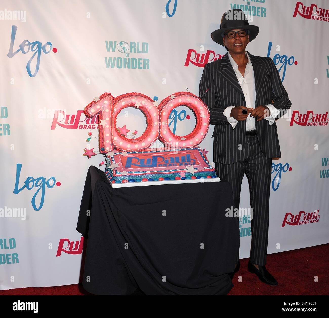 RuPaul si pone accanto ad una torta che celebra 100 episodi di RPDR durante la prima stagione 8 di Race di RuPaul tenuta al Teatro Mayan Foto Stock