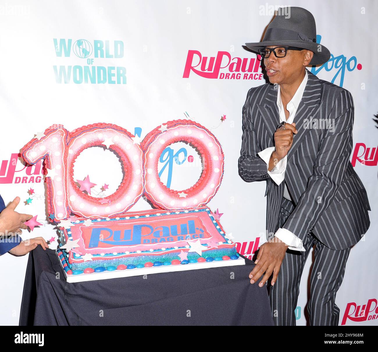 RuPaul si pone con una torta che celebra 100 episodi di RPDR durante la prima stagione 8 di Race di RuPaul tenuta al Teatro Mayan Foto Stock