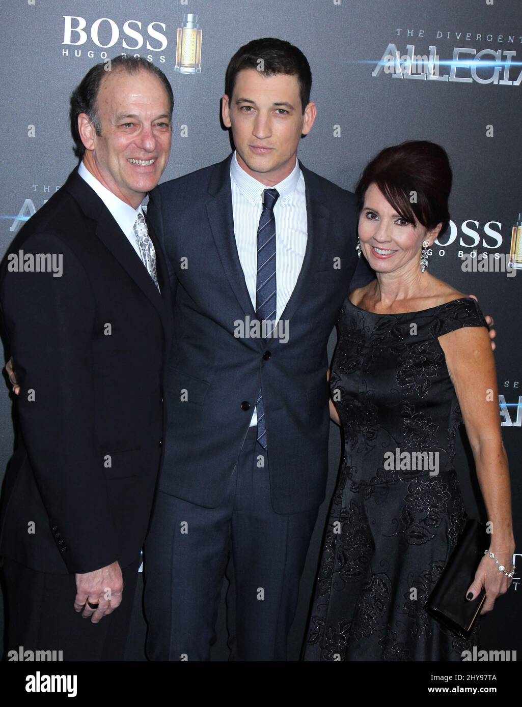 Mike Teller, Miles Teller e Merry Flowers che frequentano il 'Allegiant' New York Premiere all'AMC Loews Lincoln Square 13 il 14 marzo 2016. Foto Stock