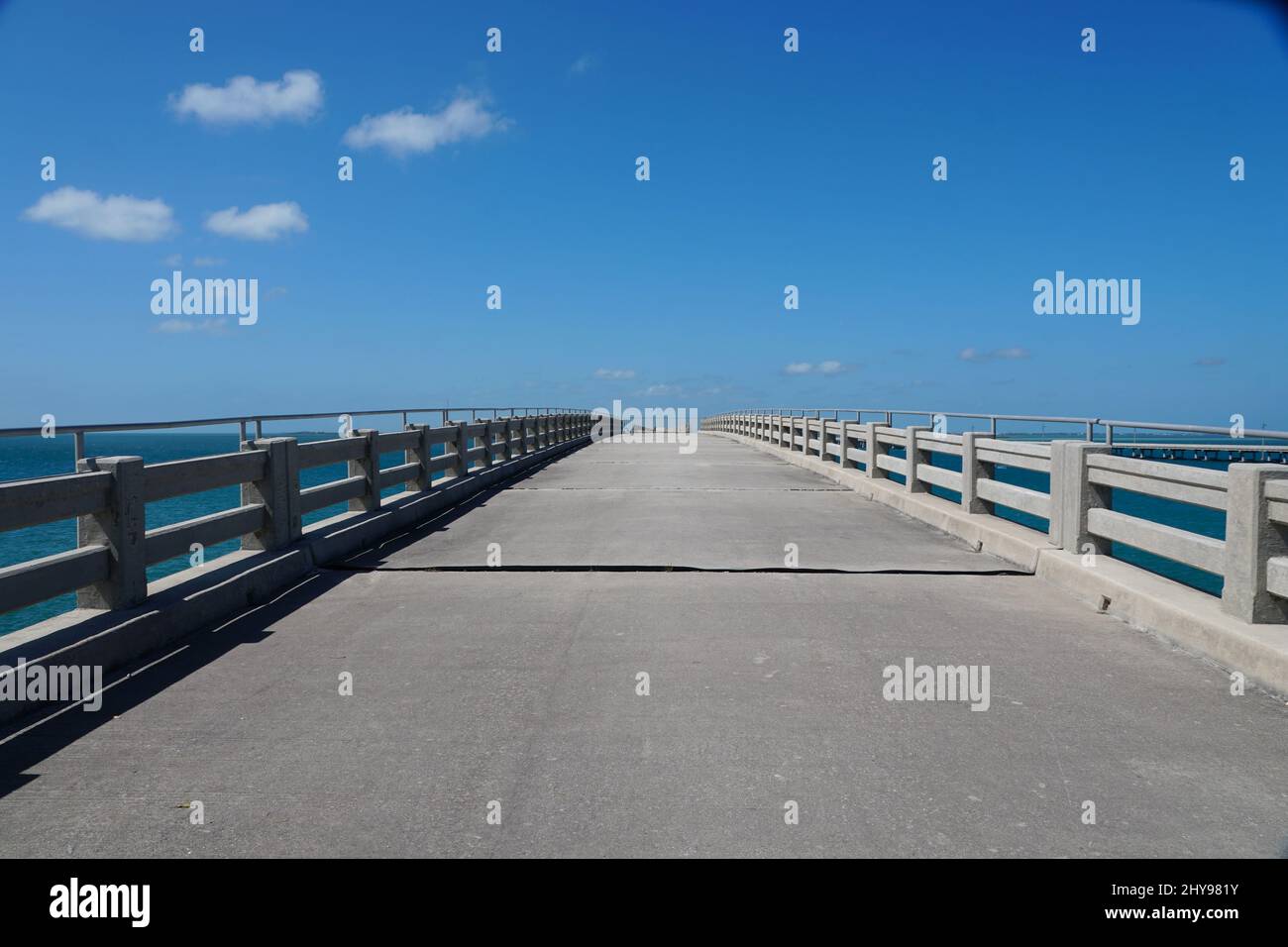 Il ponte ferroviario Bahia Honda vuoto, vecchio e abbandonato a Big Pine Key, Florida Foto Stock