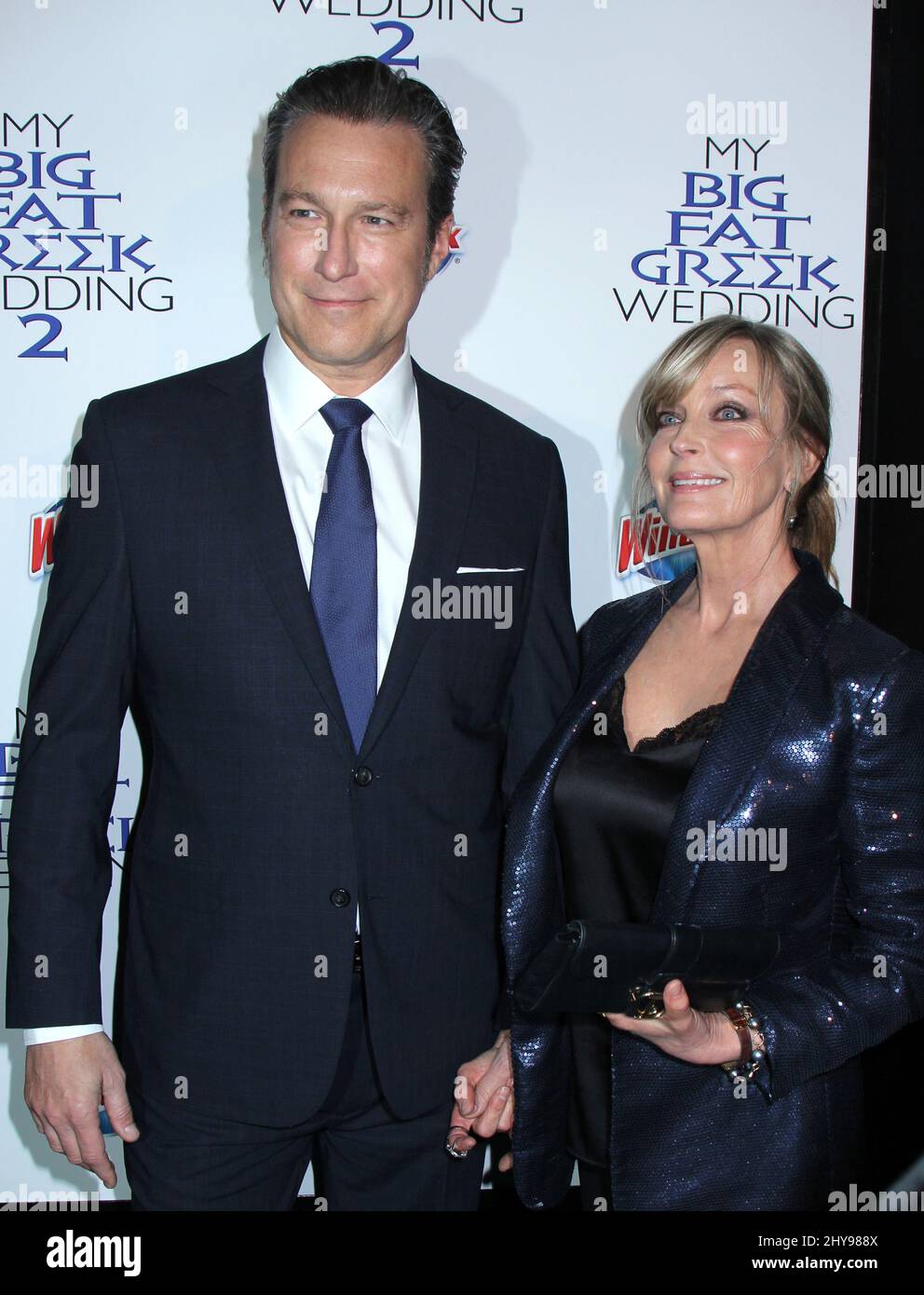 John Corbett e Bo Derek partecipano alla prima di New York del 'My Big Fat Greek Wedding 2' Foto Stock