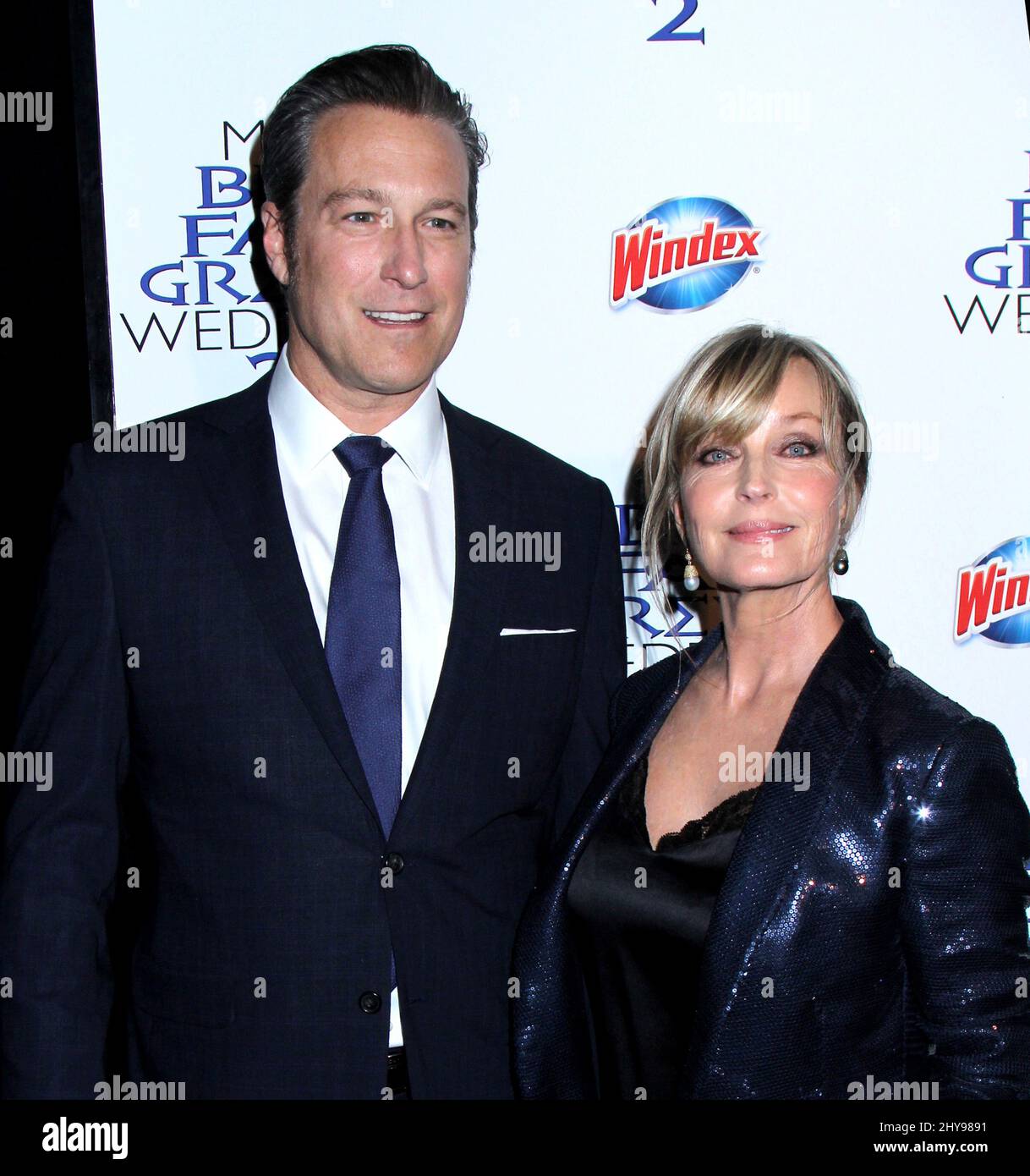 John Corbett e Bo Derek partecipano alla prima di New York del 'My Big Fat Greek Wedding 2' Foto Stock