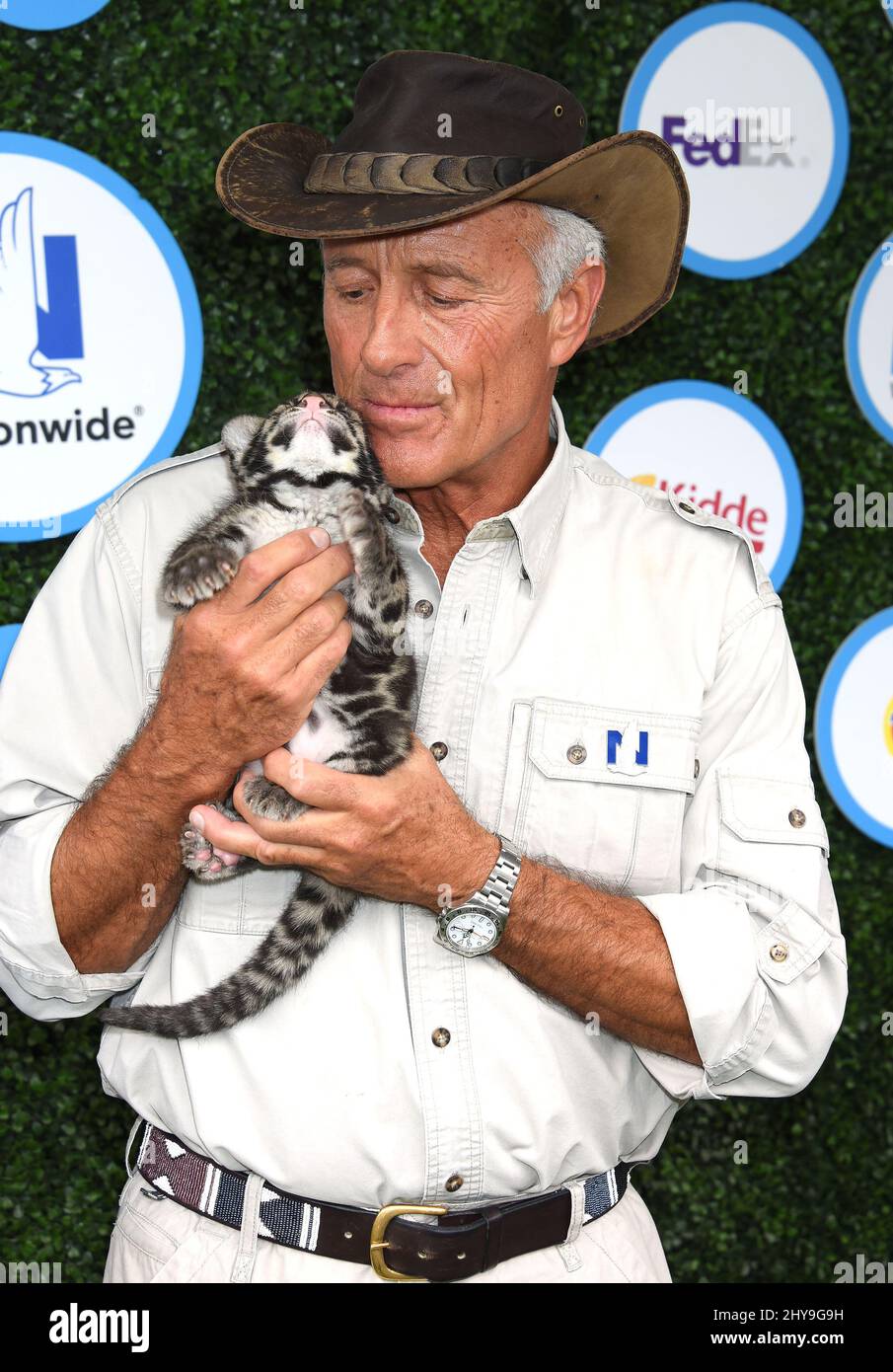 Jack Hanna e Leopard Cub nuvolato partecipano alla Giornata dei bambini sicuri agli Smashbox Studios di Culver City, California. Foto Stock