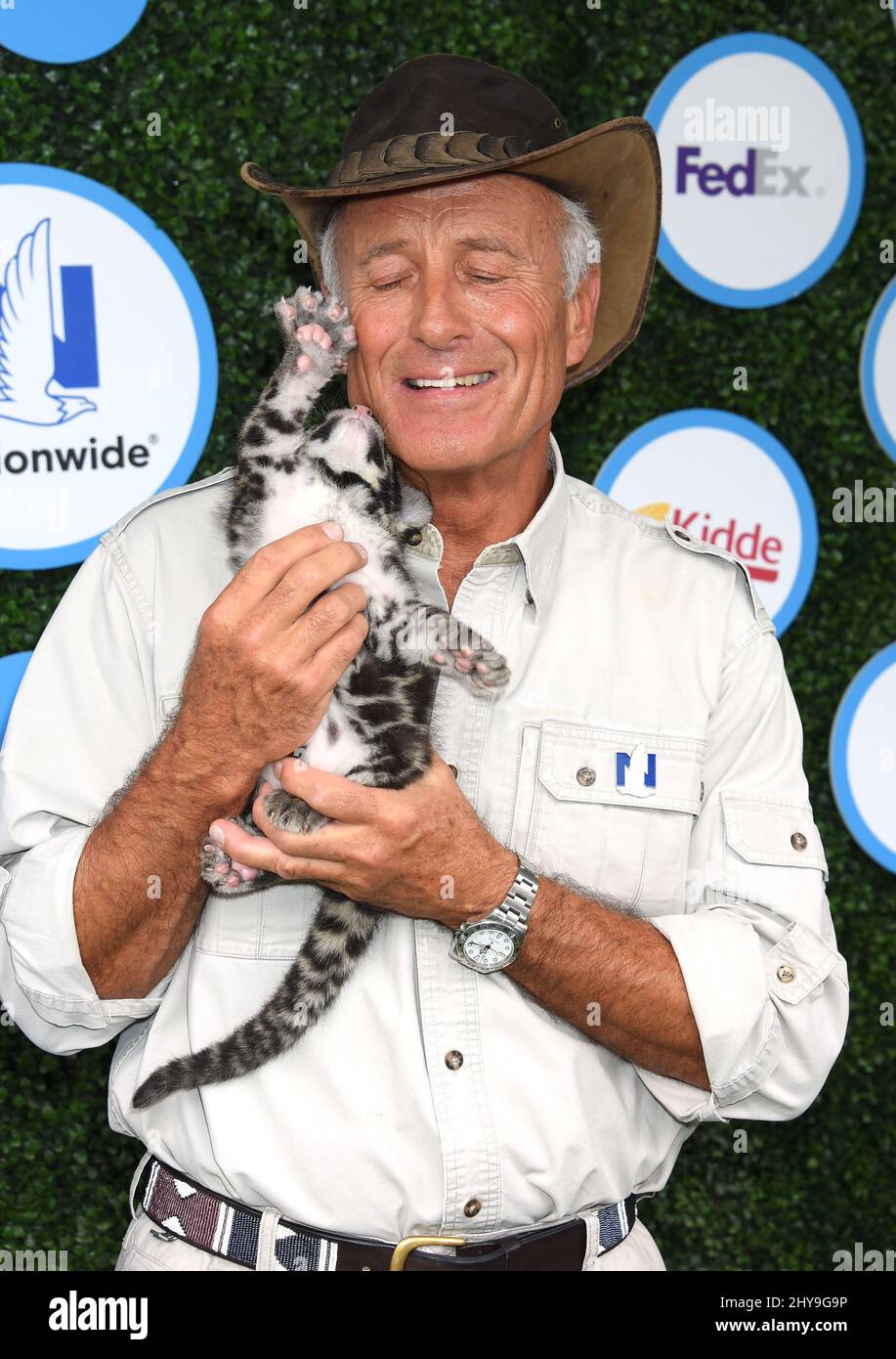 Jack Hanna e Leopard Cub nuvolato partecipano alla Giornata dei bambini sicuri agli Smashbox Studios di Culver City, California. Foto Stock