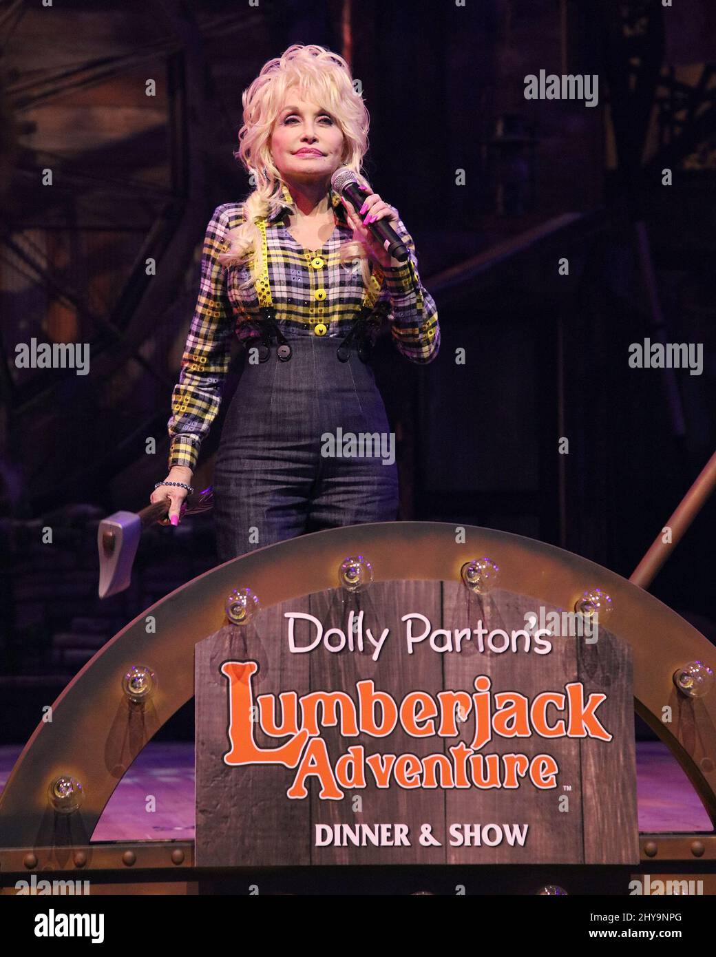 Dolly Parton durante la Grande apertura di Dolly Parton's Lumberjack Adventure Foto Stock