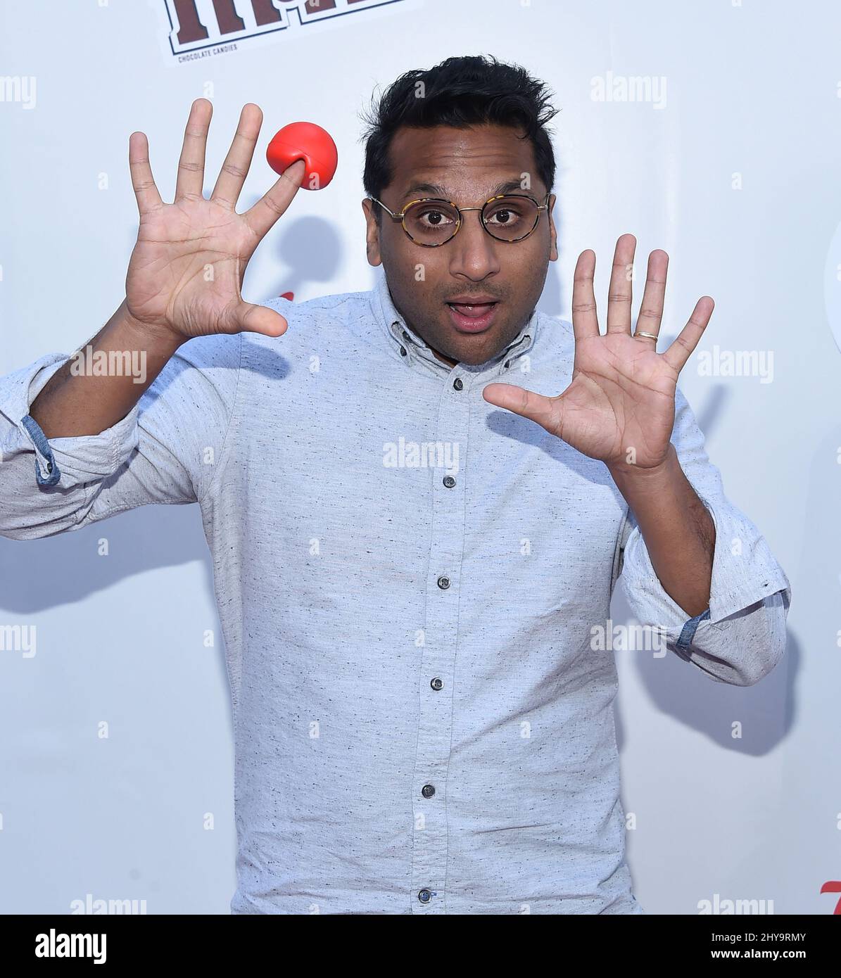 Ravi Patel arriva al Red Nose Day presso gli Universal Studios giovedì 26 maggio 2016 a Universal City, California. Foto Stock