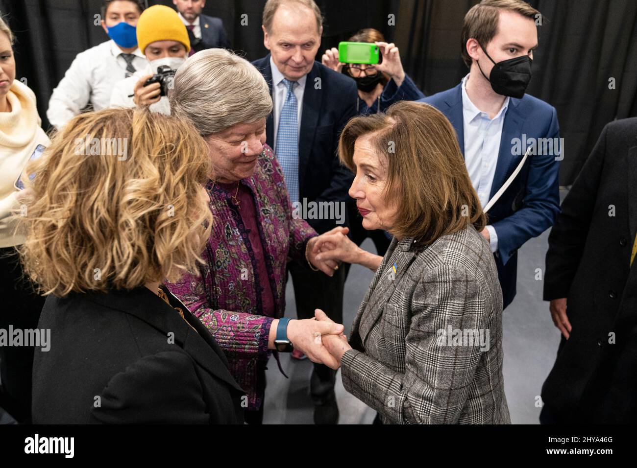 New York, NY - 14 marzo 2022: Speaker Nancy Pelosi saluta le attendie dopo aver tenuto il municipio con il rappresentante Jamaal Bowman al Mount Saint Vincent College Foto Stock