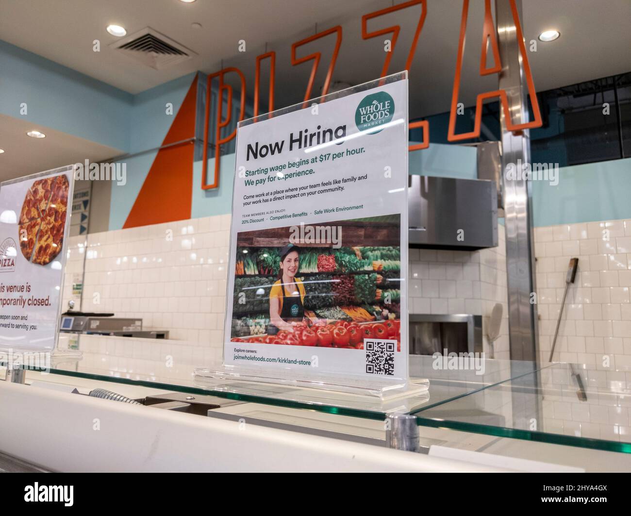 Kirkland, WA USA - circa Febbraio 2022: Vista ad angolo di un cartello Now Hiring alla stazione di cibo Whole Foods all'interno del negozio di alimentari. Foto Stock Kirkland, WA USA - circa Febbraio 2022: Vista ad angolo di un cartello Now Hiring alla stazione di cibo Whole Foods all'interno del negozio di alimentari. Foto Stock