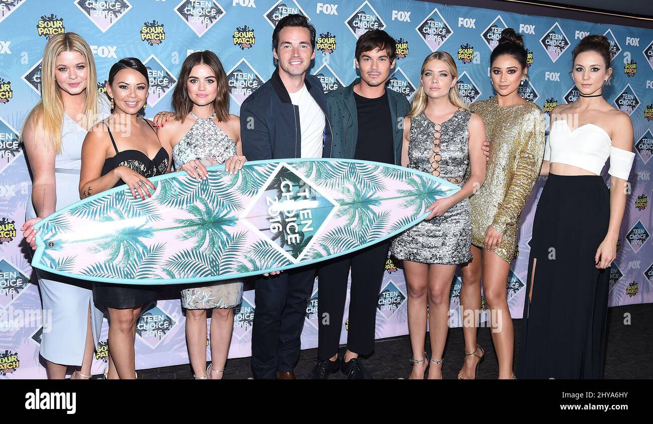 Sasha Pieterse, Janel Parrish, Lucy Hale, Tyler Blackburn, Ashley Benson, Shay Mitchell e Troian Bellisario nella sala stampa del Teen Choice Awards 2016 tenuto al Forum Foto Stock