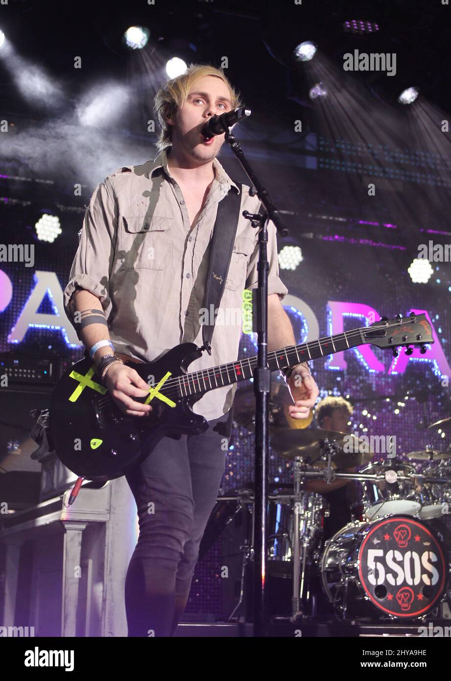 Michael Clifford, 5 secondi d'estate che si esibisce al Pandora Summer Crush che si tiene ad Ala Live a Los Angeles, USA. Foto Stock