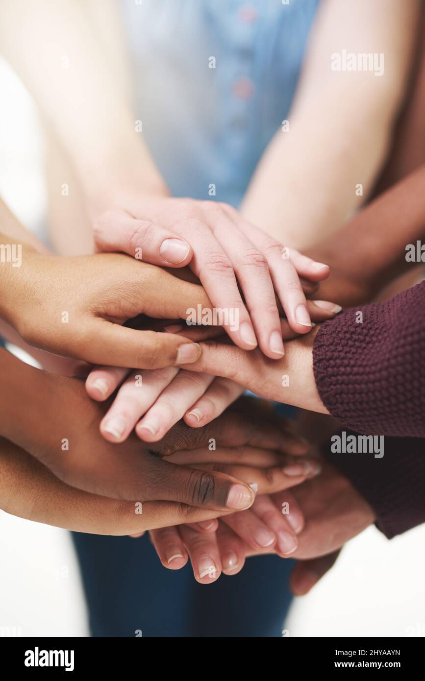 Forza in numeri. Un'immagine ritagliata di una gente di gruppo che mette le mani insieme nell'unità. Foto Stock