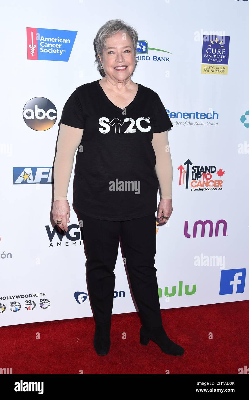 Kathy Bates che frequenta l'Hollywood Unites per la Biennale Stand Up to Cancer Benefit 5th tenutasi presso la Walt Disney Concert Hall di Los Angeles, USA. Foto Stock
