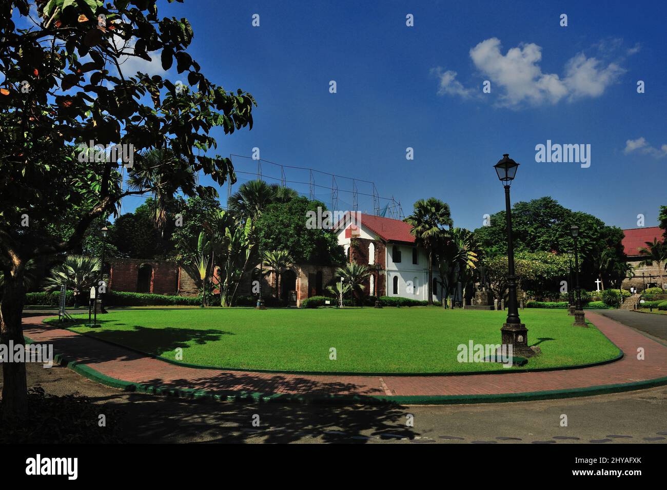 Plaza de Armas, uno spazio all'aperto all'interno dello storico Fort Santiago nel centro storico di Intramuros a Manila, Filippine. Foto Stock
