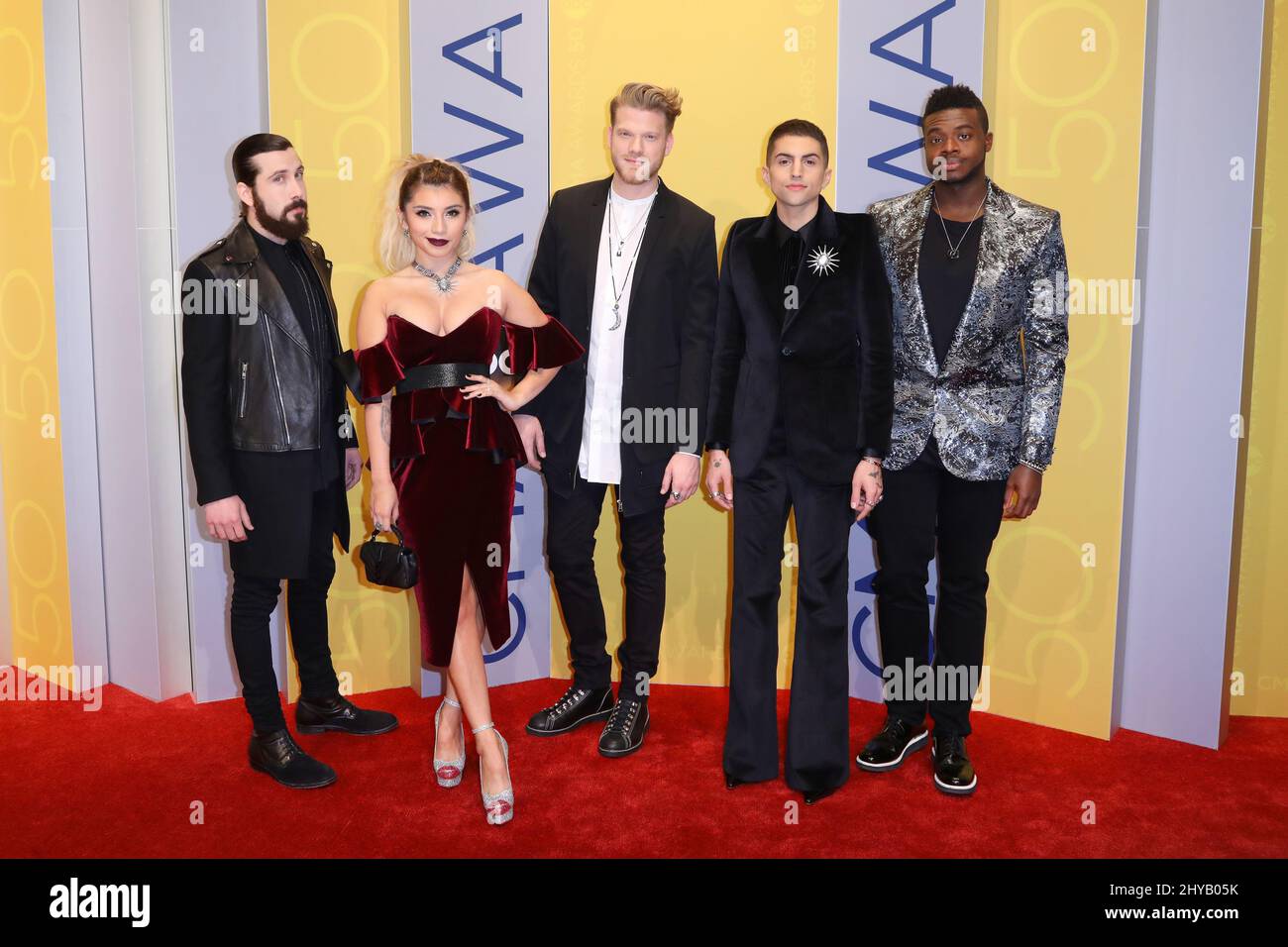 Pentatonix arriva al CMA Awards 50th che si tiene presso la Bridgestone Arena Foto Stock