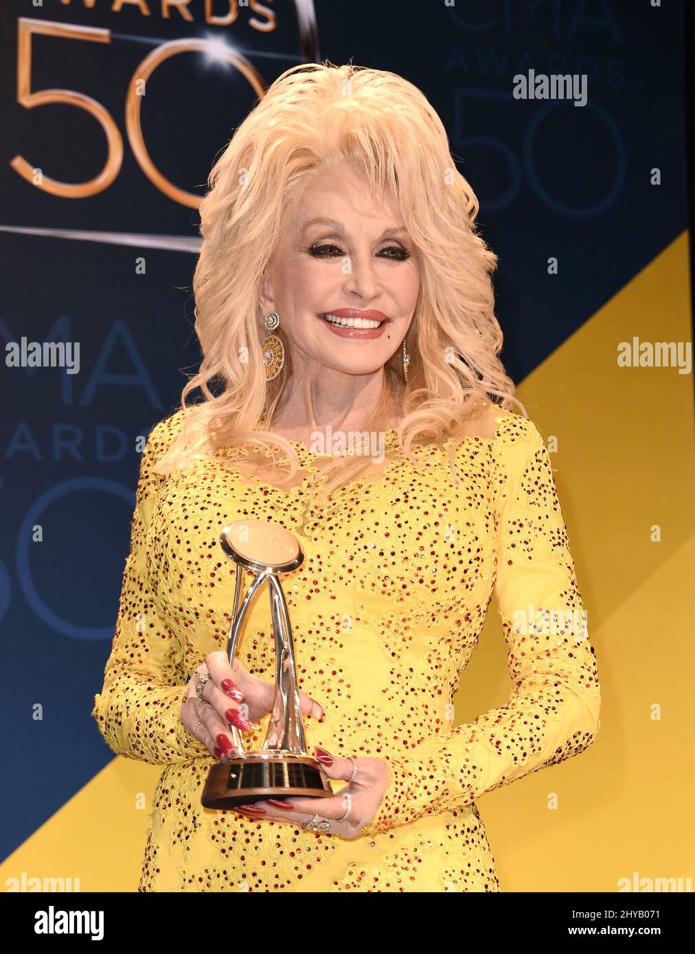 Dolly Parton nella sala stampa ai premi annuali CMA 50th che si tengono alla Bridgestone Arena di Nashville, USA. Foto Stock