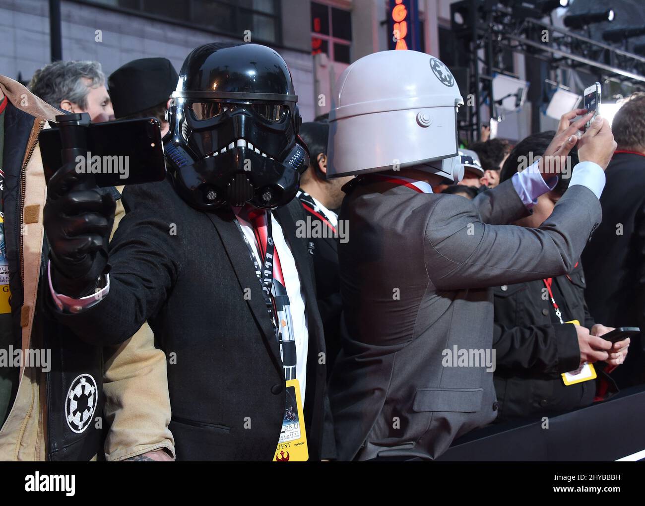 L'atmosfera arriva alla prima mondiale "Rogue One: A Star Wars Story" di Lucasfilm, che si tiene al Pantages Theatre di Los Angeles, USA. Foto Stock