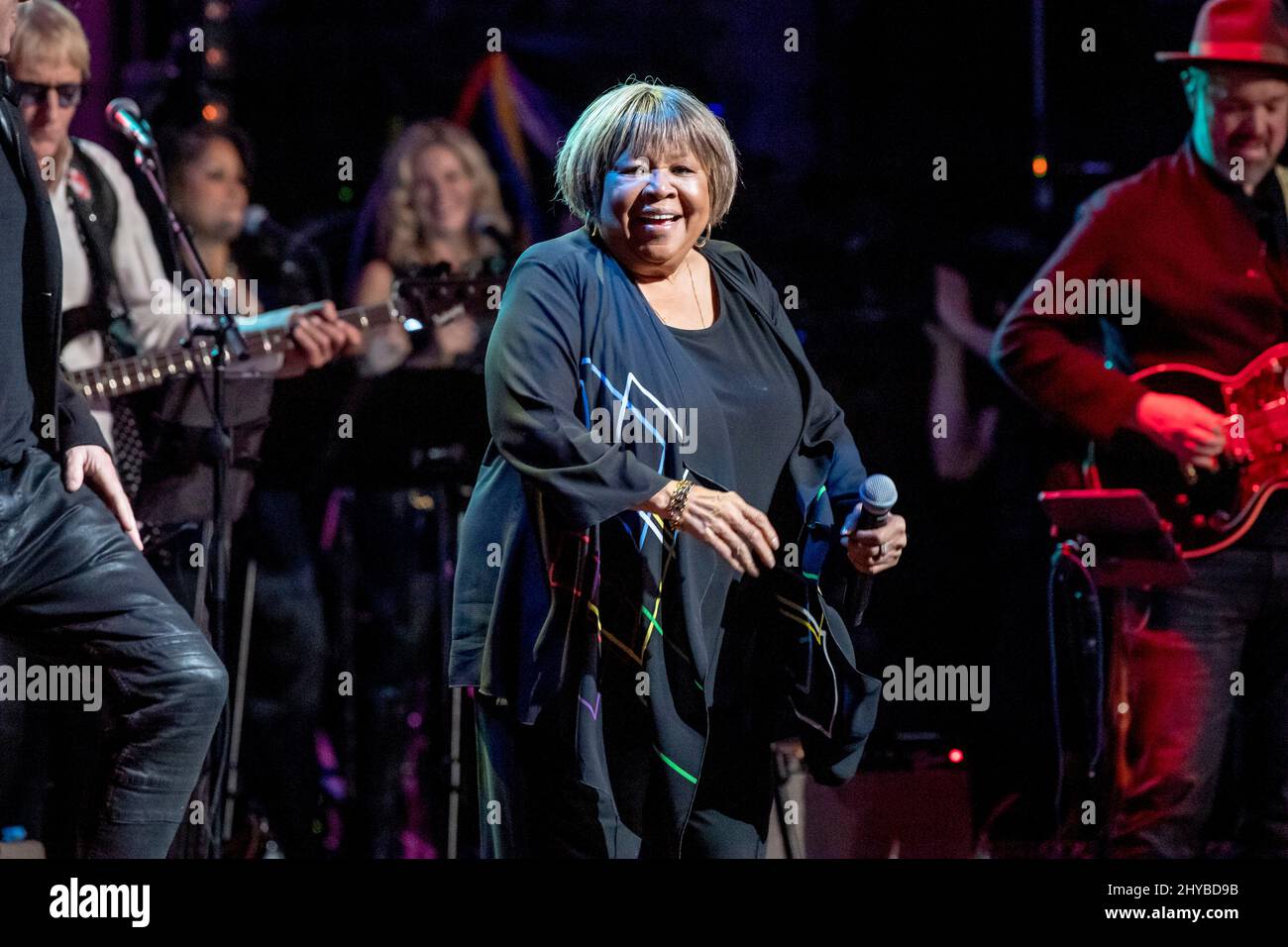 NEW YORK, NEW YORK - 10 MARZO: Mavis Staples suona sul palco durante il sesto annuale LOVE ROCKS NYC Benefit Concert for God's Love consegniamo al Beacon Theatre il 10 marzo 2022 a New York City. Credit: Ron Adar/Alamy Live News Foto Stock