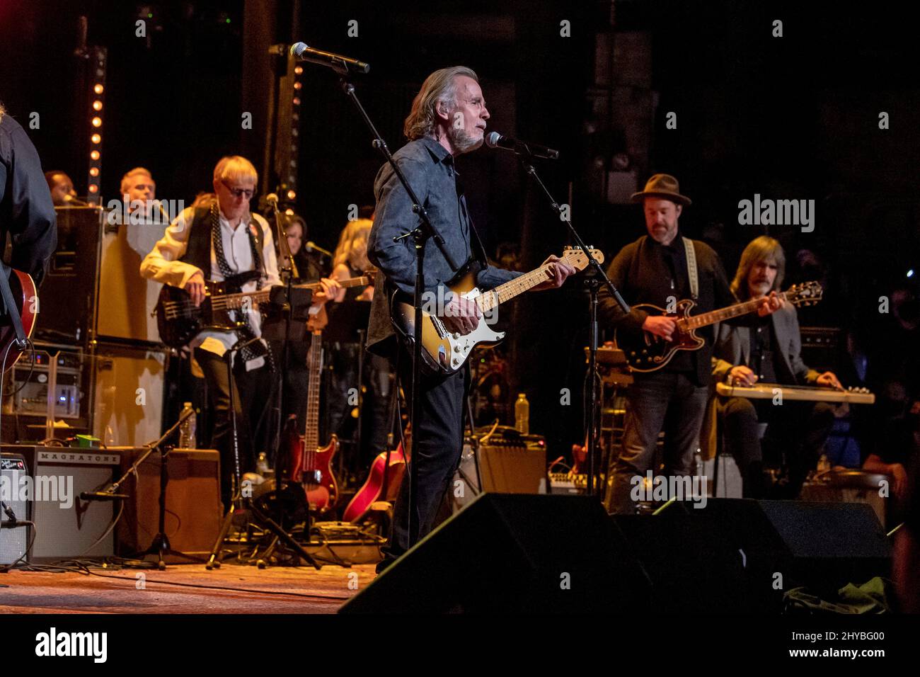 NEW YORK, NEW YORK - 10 MARZO: Jackson Browne si esibisce sul palco durante il sesto annuale LOVE ROCKS NYC Benefit Concert for God's Love consegniamo al Beacon Theatre il 10 marzo 2022 a New York City. Credit: Ron Adar/Alamy Live News Foto Stock