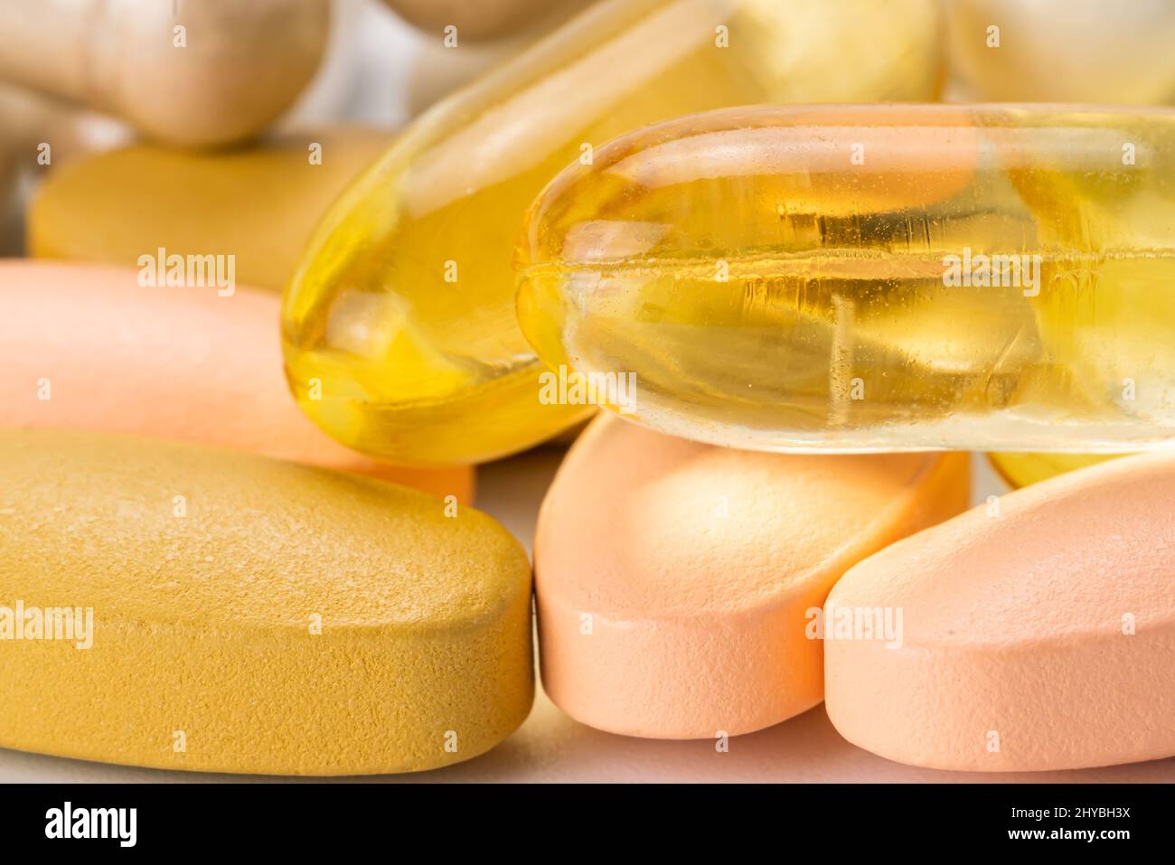 Vista closeup estrema di vari integratori alimentari e compresse di vitamine. Medicina diversa per l'uomo. Foto Stock
