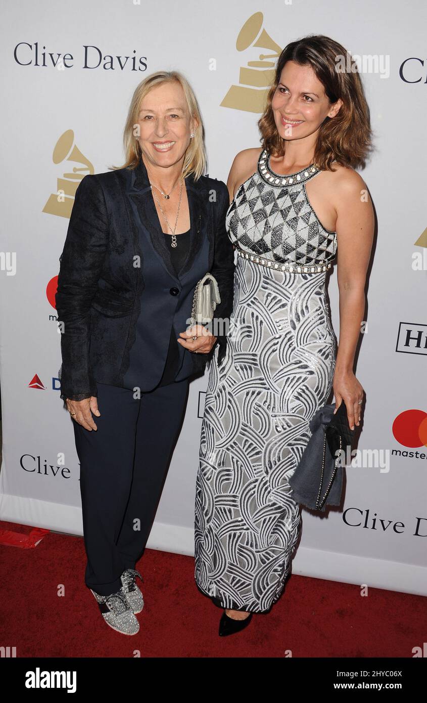 Martina Navratilova, Julia Lemigova partecipa al gala pre-GRAMMY 2017 e alle icone Salute per l'industria presentato da Clive Davis che si tiene presso il Beverly Hilton Hotel Foto Stock