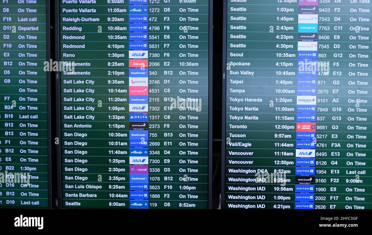 Monitor digitali per la visualizzazione delle informazioni di volo in partenza presso l'aeroporto internazionale di San Francisco nella contea di San Mateo, California; terminal 2 dell'SFO. Foto Stock