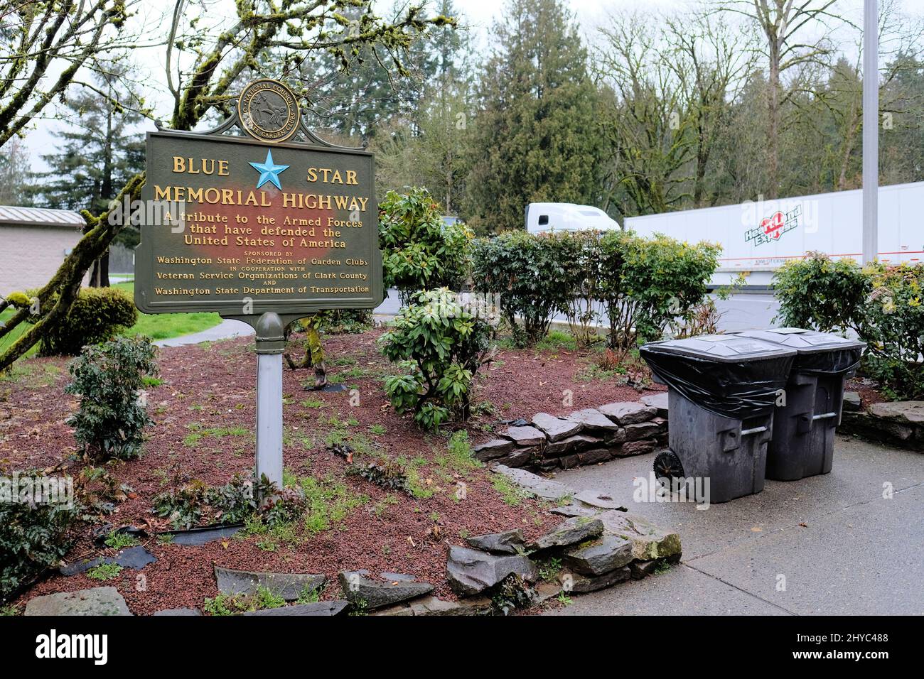 Blue Star Memorial Highway a nord di Vancouver, Washington, presso l'Interstate 5 direzione sud Gee Creek Rest Area; tributo alle forze armate veterane. Foto Stock