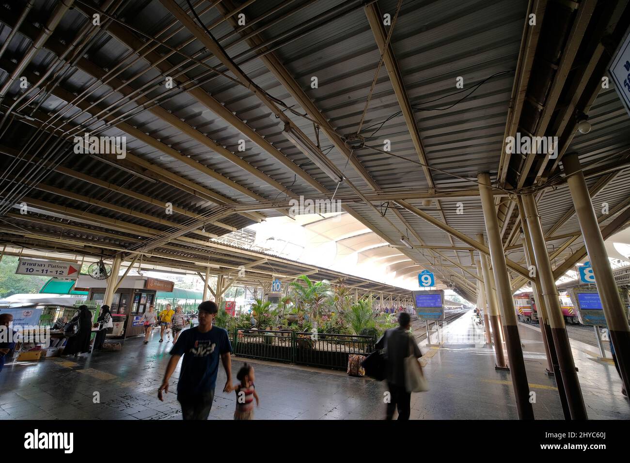 Vista delle piattaforme ferroviarie da 8 a 10 presso la stazione ferroviaria di Bangkok, Hua Lamphong, Pathum WAN District, Thailandia - 31 Ott 2019 Foto Stock