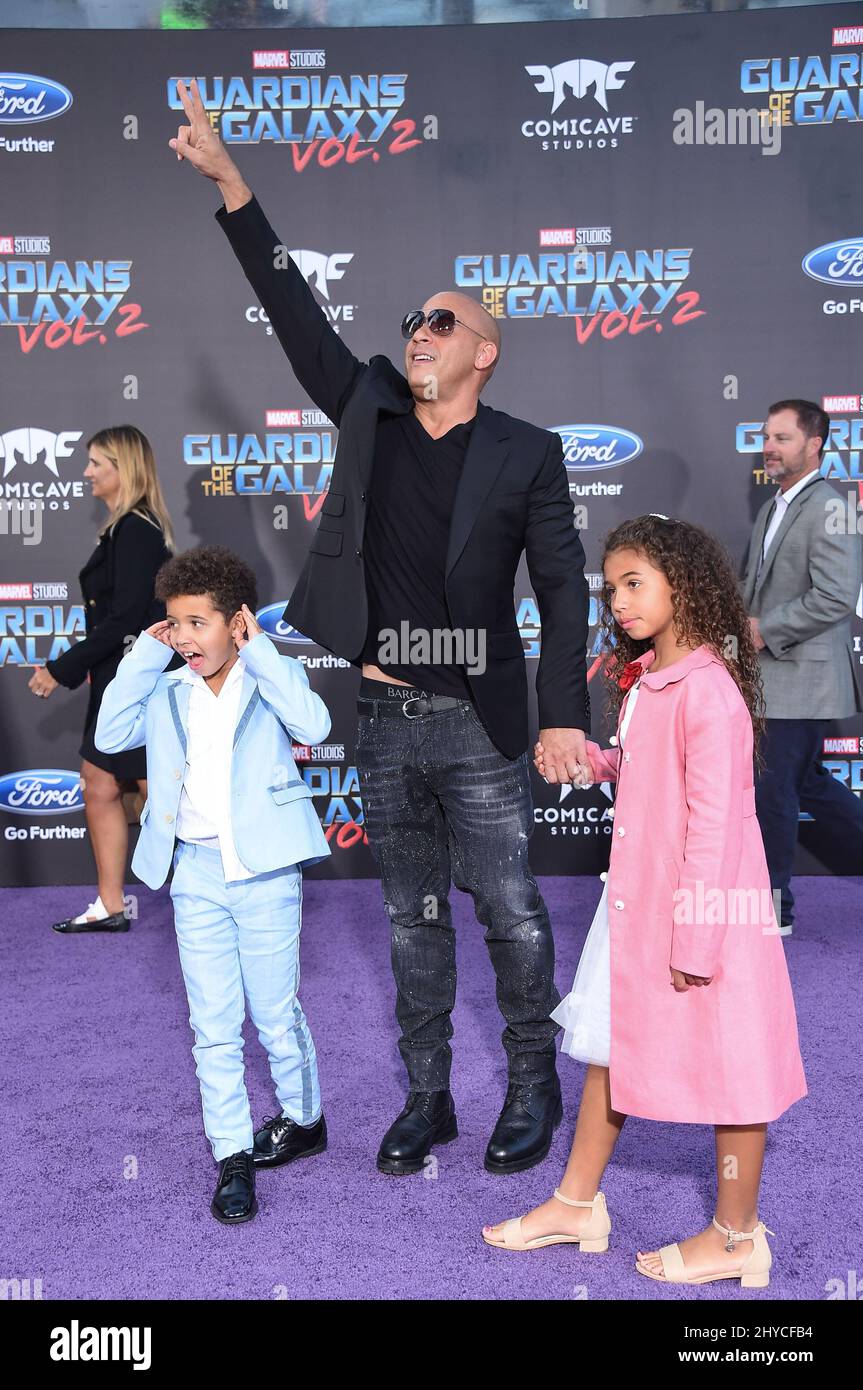VIN Diesel, Hania Sinclair e Vincent Sinclair alla prima mondiale dei Guardiani del Galaxy Vol. 2 a Los Angeles Foto Stock