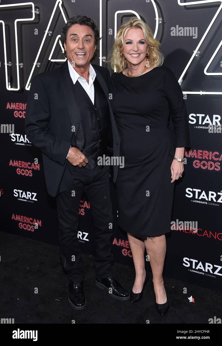 Ian McShane e Gwen Humble arrivano alla prima "American Gods" tenutasi al Cinerama Dome di Los Angeles, USA Foto Stock