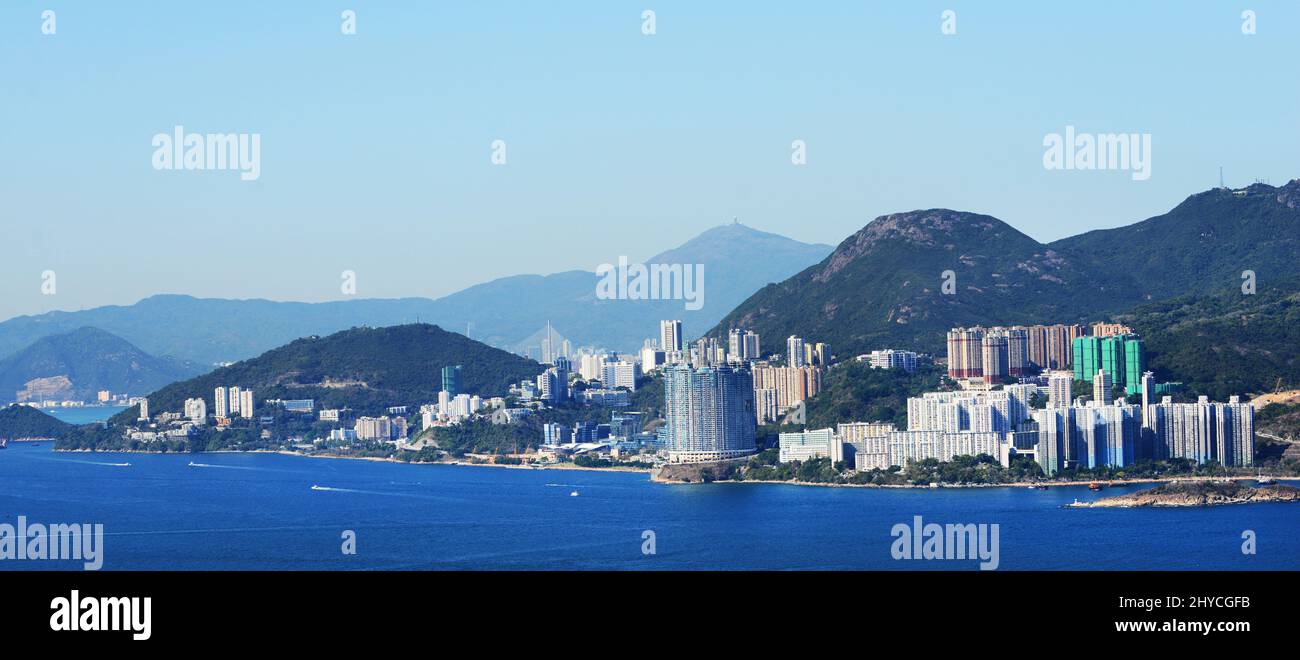 Una veduta del lato Sud di Hong Kong che include il Monte High West, la Baia di Telegraph, il Monte Davis e il Pok fu Lam. Vista da Ling Kok Shan sull'isola di Lamma. Foto Stock