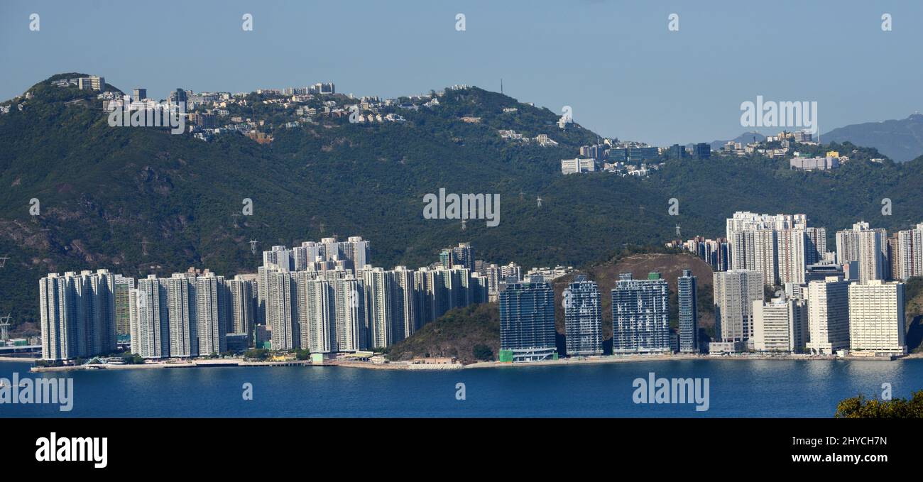 Una vista del complesso residenziale di Aberdeen e South Horizons di Hong Kong, visto dall'isola di Lamma. Foto Stock