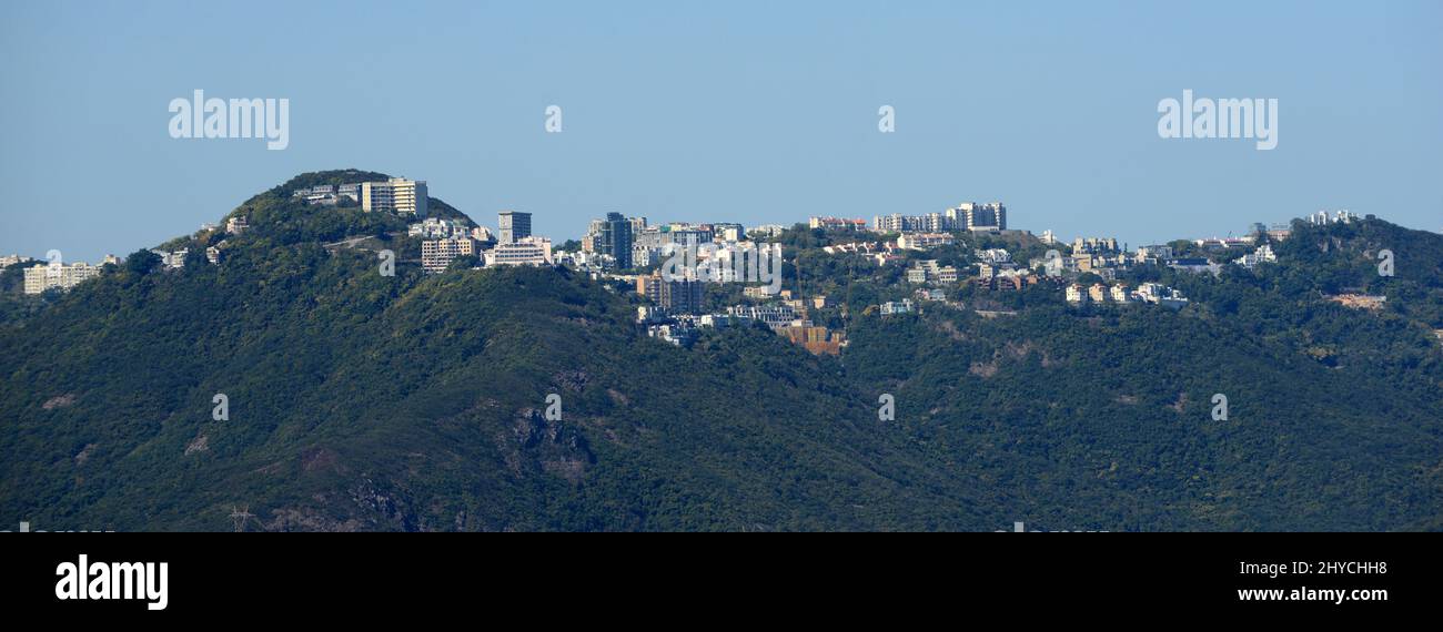 Una vista dell'area di Peak nell'Isola di Hong Kong vista dall'Isola di Lamma. Foto Stock