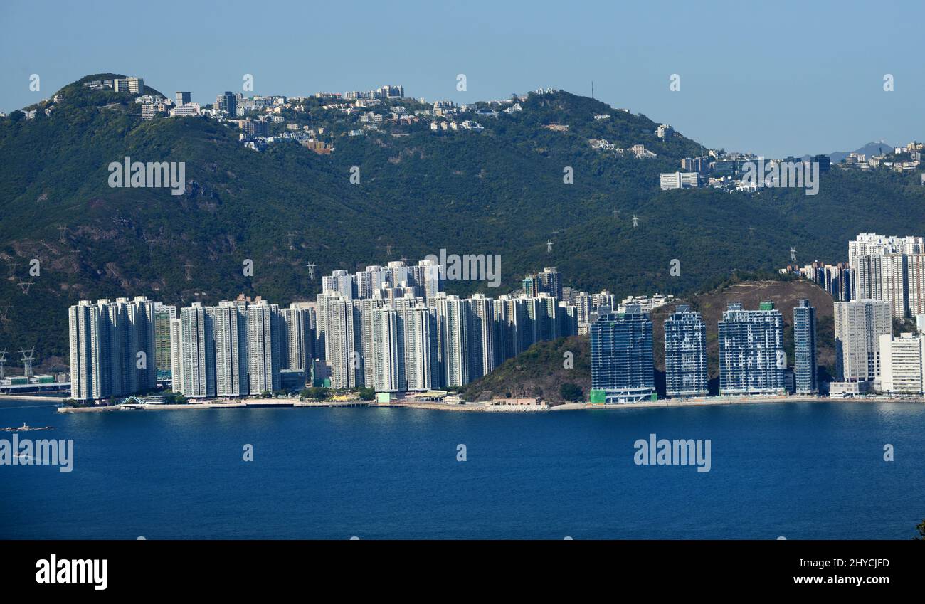 Una vista del complesso residenziale di Aberdeen e South Horizons di Hong Kong, visto dall'isola di Lamma. Foto Stock